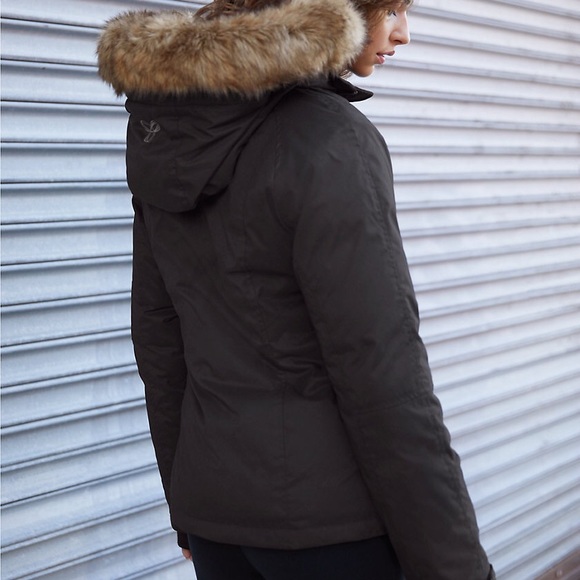 Aritzia Summit short Parka - Picture 1 of 11